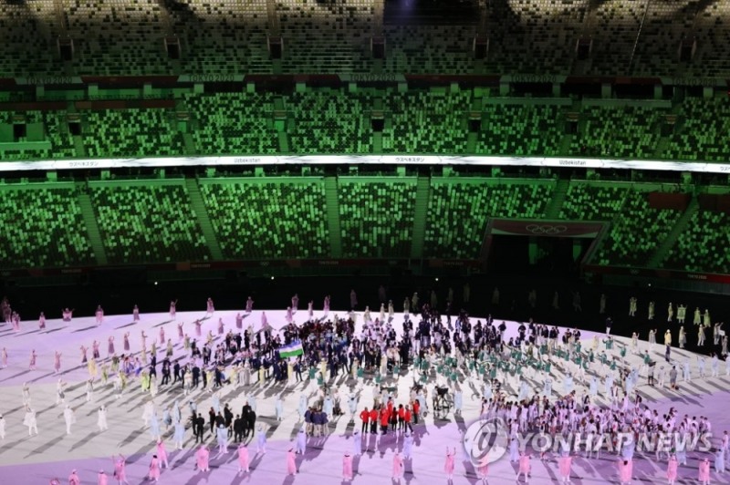 (도쿄=연합뉴스) 23일 일본 도쿄 신주쿠 국립경기장에서 열린 2020 도쿄올림픽 개막식에서 세계 각국의 선수들이 입장하고 있다.