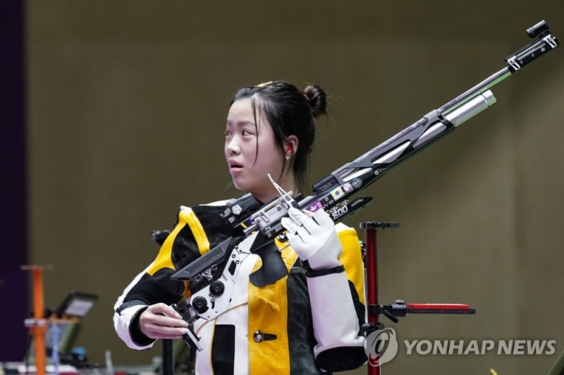 (도쿄 AP=연합뉴스) 중국의 양첸이 24일 4일 일본 도쿄 아사카 사격장에서 열린 도쿄올림픽 여자 10ｍ 공기소총 결선에서 우승을 확정한 뒤, 깜짝 놀라고 있다.