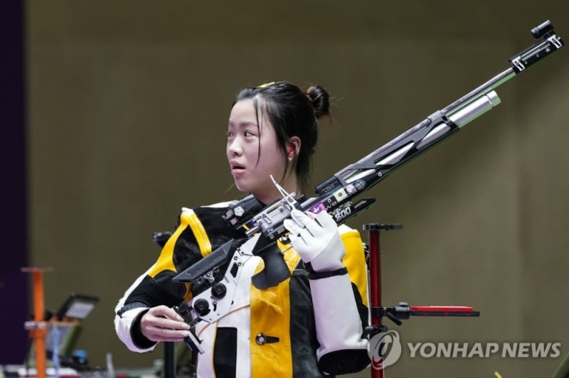 (도쿄 AP=연합뉴스) 중국의 양첸이 24일 4일 일본 도쿄 아사카 사격장에서 열린 도쿄올림픽 여자 10m 공기소총 결선에서 우승을 확정한 뒤, 깜짝 놀라고 있다.