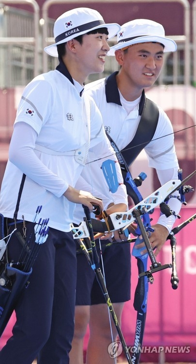 양궁혼성팀의 안산(왼쪽)과 김제덕