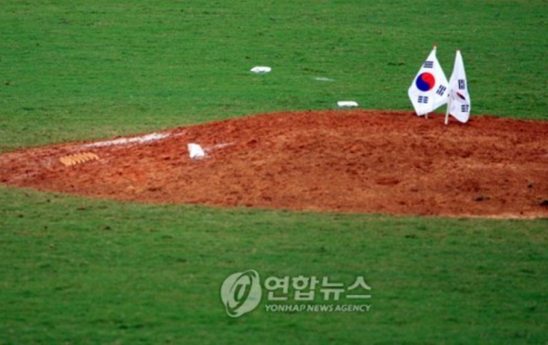 베이징 우커송 마운드에 꽂혀 있는 태극기. 2008년 베이징 올림픽에서 일본과 쿠바를 잇달아 누르고 9전 전승으로 우승한 태극 전사들의 활약을 대변하고 있다.