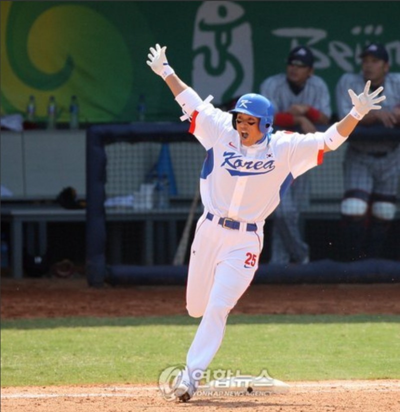 2008년 베이징 올림픽 일본과의 준결승전에서 8회에 역전 2점 홈런을 날린 이승엽이 환호하며 베이스를 돌고 있다,