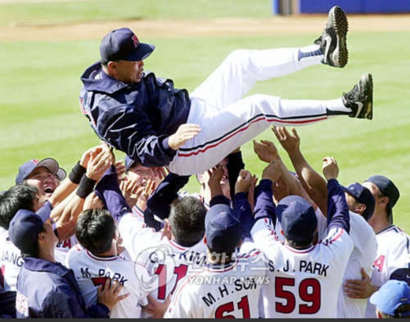 2000년 시드니 올림픽 동메달 결정전에서 일본을 누르고 동메달을 따낸 한국 선수단이 김응용 감독을 헹가레하고 있다.
