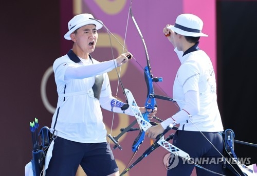 금메달의 포효. 양궁 혼성팀 첫 금을 쏜 김제덕(왼쪽)과 안산
