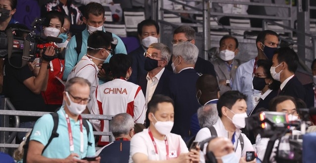 토마스 바흐 IOC 위원장이 24일 지바 마쿠하리 메세 A홀 도쿄올림픽 태권도 경기장을 찾아 관계자들과 대화를 나누고 있다.