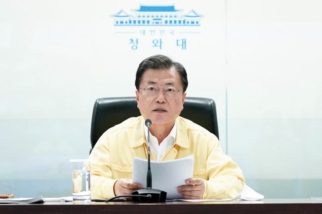 문재인 대통령이 25일 국가위기관리센터에서 열린 코로나19중앙재난안전대책본부 회의를 주재하고 있다. (사진=청와대 제공)