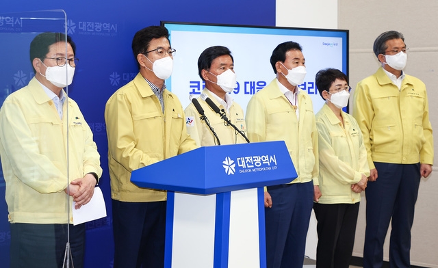 허태정(왼쪽 두번째)) 대전시장과 5개 자치구청장이 25일 오후 시청 기자회견장에서 27일부터 사회적 거리두기 4단계 적용방침을 밝히고 있다. (사진= 대전시 제공)
