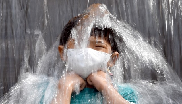 폭염이 지속되고 있는 지난 24일 오후 전남 화순군 한천면 한 계곡에서 어린이가 폭포 아래서 물을 맞으며 무더위를 이겨내고 있다.