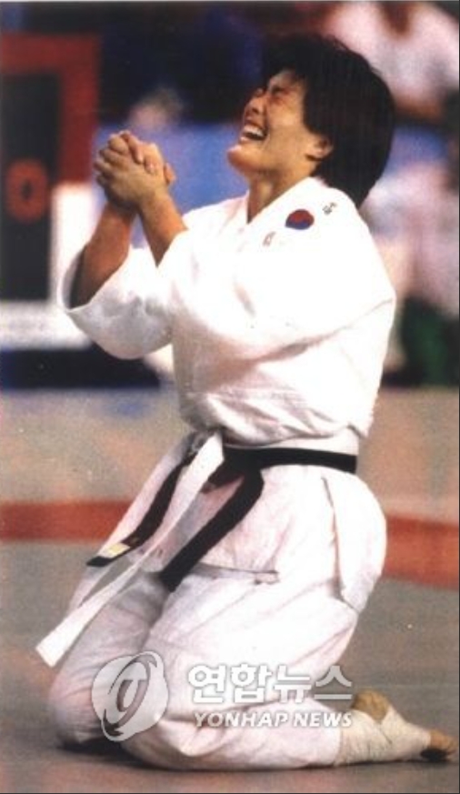 여자 유도가 처음으로 채택된 1992년 바르셀로나 올림픽에서 김미정이 금메달을 딴 뒤 환호하고 있다.[사진 연합뉴스 자료사진]