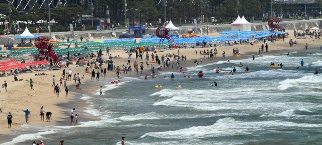 부산지역에 사흘째 폭염주의보가 발효 중인 11일 해운대해수욕장을 찾은 시민과 관광객들이 물놀이를 즐기고 있다.