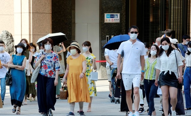 일본 수도 도쿄에서 24일 코로나19 예방을 위해 마스크를 착용한 시민들이 횡단보도를 건너고 있다. 