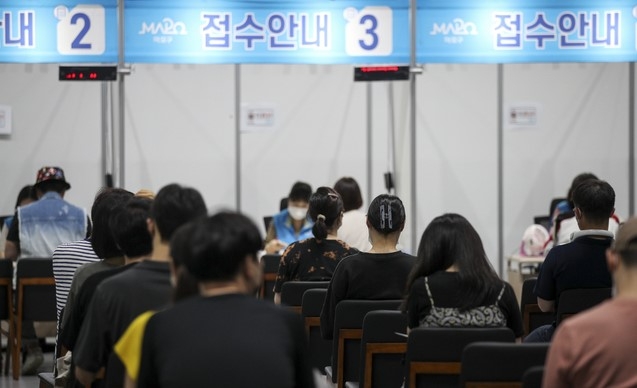 지난 20일 오후 서울 마포구 마포구체육센터에 설치된 예방접종센터를 찾은 시민들이 백신 접종을 받기 위해 대기하고 있다. 