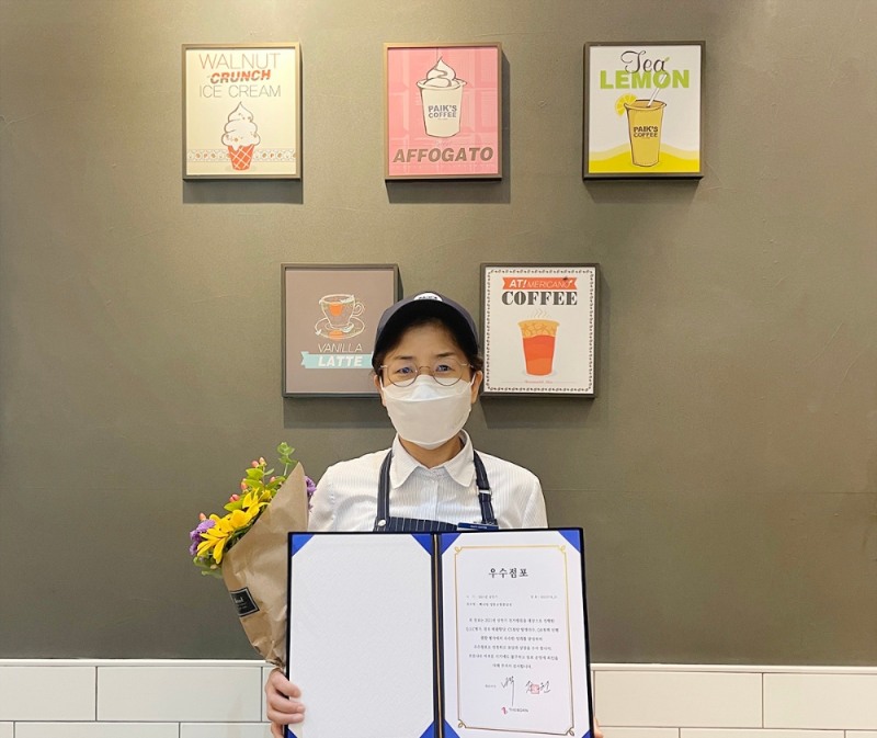 빽다방 강릉교동중앙점 점주님이 2021년 상반기 우수 가맹점 시상을 기념하며 사진촬영을 하고 있다.