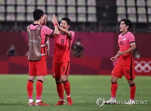 (가시마=연합뉴스)25일 오후 이바라키 가시마 스타디움에서 열린 도쿄올림픽 남자축구 조별리그 B조 2차전 대한민국 대 루마니아 경기에서 이강인이 경기를 마친 뒤 황의조와 하이 파이브를 하고 있다.