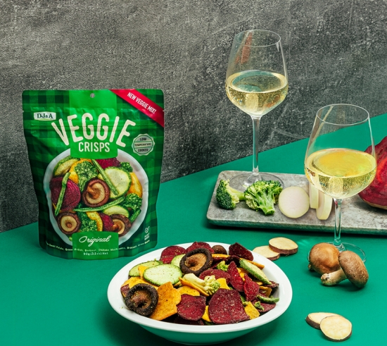 식·유통업계는 친환경 정책과 동물보호 등 가치소비를 위해 '비건 푸드'를 연이어 출시하고 있다.CU 편의점은 유명 호주 내추럴 비건 스낵 'DJ&A 베지크리스프 오리지널'을 출시했다고 26일 밝혔다./사진 제공 = CU