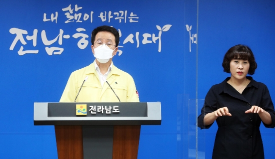 강영구 보건복지국장이 26일 도청 브리핑룸에서 코로나19 방역수칙 거리두기 3단계 격상을 밝히고 있다./사진=전라남도