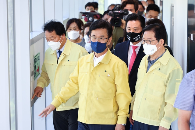 허태정(가운데) 대전시장이 26일 관저동 한국발전인재개발원에 문을 여는 코로나 19 경증환자 치료시설인 ‘대전제2생활치료센터’를 방문해 준비상황을 점검하고 있다. (사진= 대전시 제공)