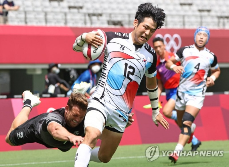 (도쿄=연합뉴스) 럭비 대표팀 정연식이 26일 일본 도쿄스타디움에서 열린 도쿄올림픽 7인제 럭비 조별리그 A조 뉴질랜드와 첫 경기에서 트라이로 득점을 기록하고 있다