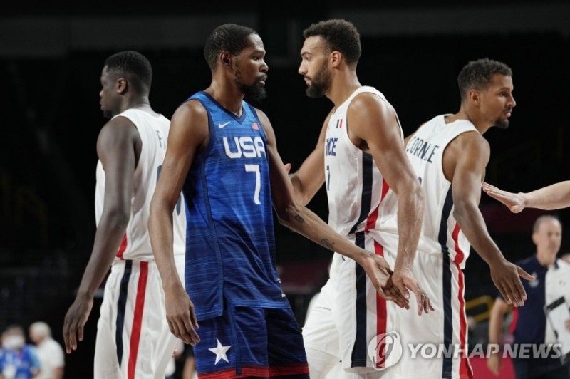 프랑스에 덜미를 잡힌 미국 대표팀의 케빈 듀란트(7번).