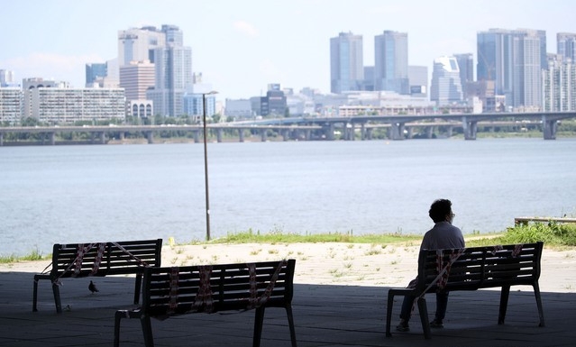 서울 낮 최고기온이 37도를 기록할 것으로 예보된 지난 25일 오후 서울 여의도한강공원 마포대교 아래에서 시민들이 휴식을 취하고 있다.