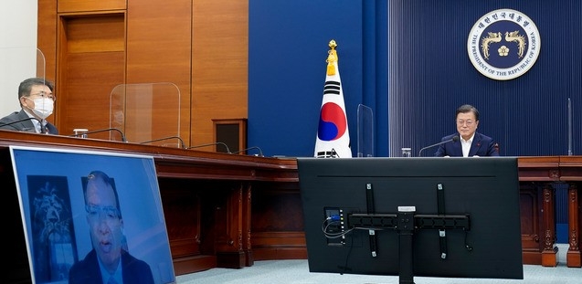 문재인 대통령이 28일 오후 청와대 여민관 영상회의실에서 스테판 반셀 모더나 최고경영자(CEO)와 화상 통화하고 있다. (사진=청와대 제공)
