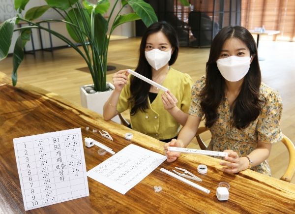 LG헬로비전, 해밀도서관과 엘리베이터 점자스티커 제작해 부천시 공공기관에 부착