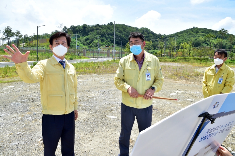 맨 왼쪽에 위치한 조규일 진주시장(사진=진주시 제공).