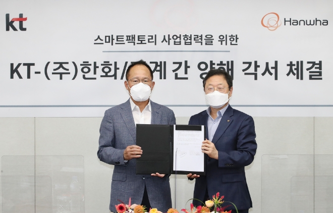 ㈜한화/기계 옥경석 대표이사와 KT 신수정 Enterprise부문장(왼쪽)/ 사진 제공 = KT