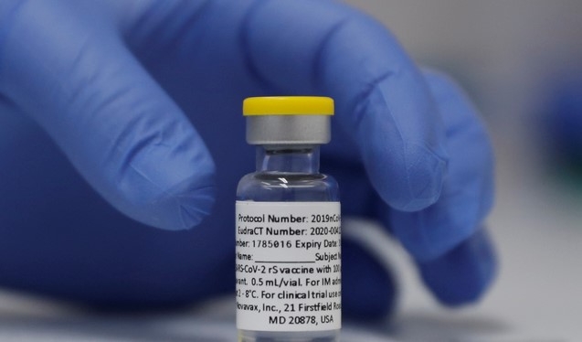 미국 제약사 노바백스의 신종 코로나바이러스 감염증(코로나19) 백신이 89.3%의 예방 효과를 보였다고 28일(현지시간) 발표했다. 사진은 지난해 10월 런던 세인트조지 종합 병원의 의료진이 노바백스 백신의 임상시험을 위해 준비하는 모습.