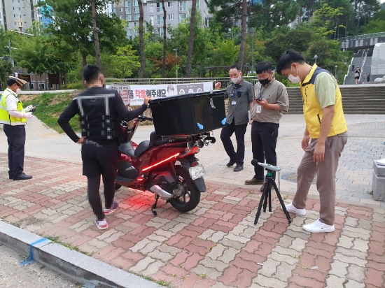 여수시가 지난 23일 저녁 웅천지웰1차 입구 도로 등 2개소에서 불법구조변경 등 이륜차 주요법규 위반 행위에 대해 단속을 실시했다./사진=여수시