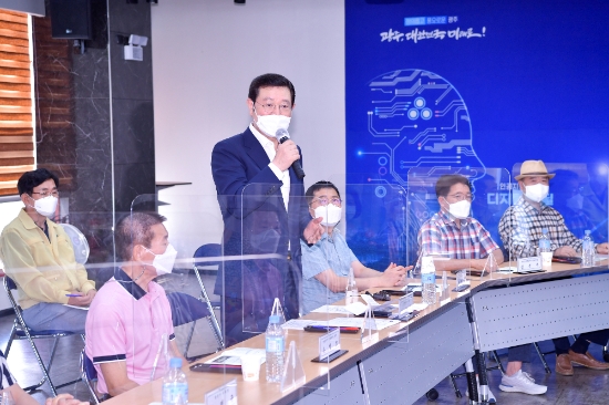 이용섭 광주광역시장이 27일 오전 북구 신용동 행정복지센터에서 열린 '행정복지센터 개청 1주년 기념' 행사에 참석해 주민 30여명과 간담회를 갖고 건의사항에 대한 지원방안을 논의하고 있다./사진=광주시