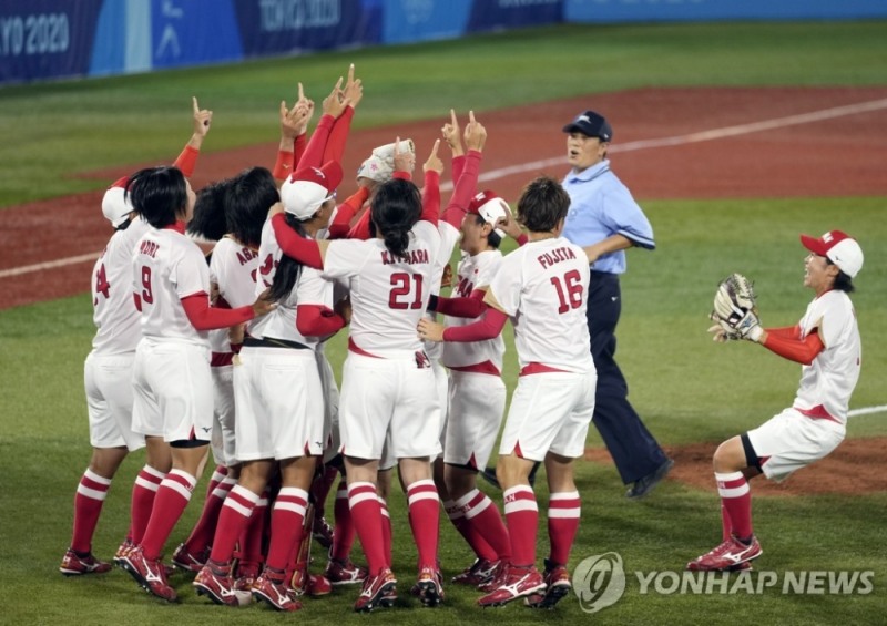(요코하마 EPA=연합뉴스) 일본 소프트볼 대표팀이 27일 일본 가나가와현 요코하마 스타디움에서 열린 미국과의 2020 도쿄올림픽 결승전에서 승리한 뒤 마운드로 달려와 기뻐하고 있다.