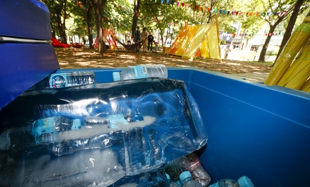 지난 27일 서울 서초구 양재천 근린공원에 설치된 무더위 쉼터에 얼음물이 준비되어 있다. 연일 폭염이 이어지고 있는 가운데 서초구가 야외 무더위 쉼터를 운영한다. 야외 무더위 쉼터에는 주민들이 편히 쉴 수 있도록 얼음물, 부채, 아이스방석 등 냉방용품을 제공하며 오전 10시부터 오후 5시까지 개방하며, 다음달 26일까지 운영한다.