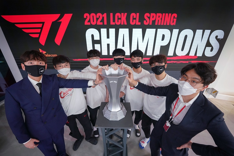 2021 LCK CL 스프링 우승컵을 차지한 T1(사진=한국e스포츠협회 제공).