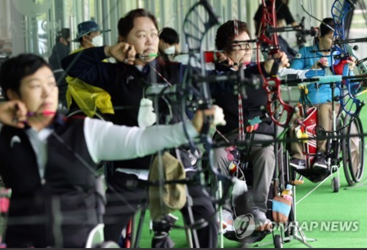 도쿄패럴림픽 D-100일을 맞아 공개된 미디어데이에서 양궁선수들이 훈련을 하고 있는 모습[연합뉴스 자료사진]