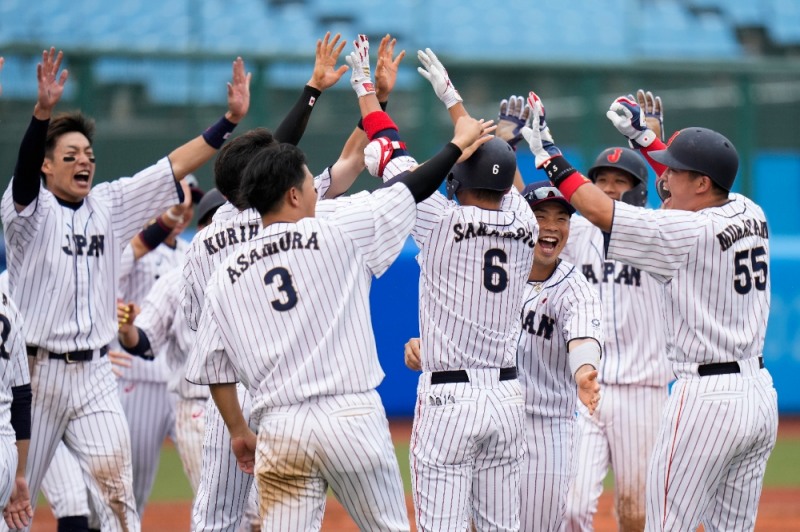 일본이 도미니카공화국에 9회말 끝내기 승리를 한뒤 기쁨을 나누고 있다. [AP연합뉴스}