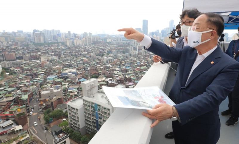 홍남기 경제부총리 겸 기획재정부 장관이 28일 오후 부동산 추진 관련 서울 영등포구 신길2구역 현장을 살펴보고 있다. (공동취재사진)