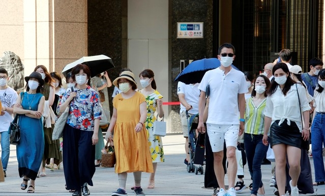 일본 수도 도쿄에서 24일 코로나19 예방을 위해 마스크를 착용한 시민들이 횡단보도를 건너고 있다.