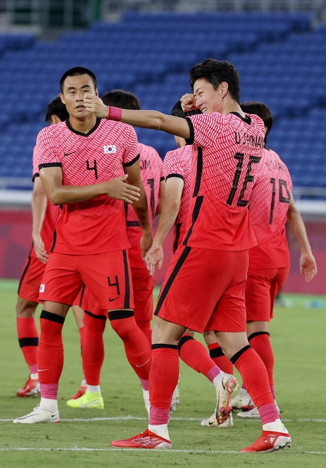 28일 오후(현지시간) 일본 요코하마 국제종합경기장에서 열린 2020 도쿄올림픽 남자축구 B조 3차전 대한민국과 온두라스의 경기, 대한민국 황의조가 페널티킥 골을 넣은 뒤 세리머니를 하고 있다.