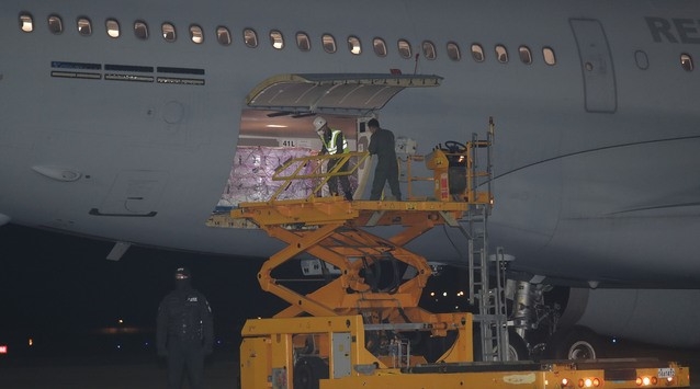 미국 행정부가 한국군에 제공한 얀센 백신 100만 명 분이 지난 6월5일 새벽 경기도 성남 서울 공항에 도착하고 있다.