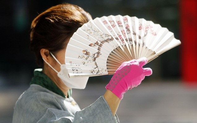 연일 이어지는 폭염에 모자·양산·쿨토시·선글라스 등 다양한 자외선 차단 용품 수요가 늘어나고 있는 지난 28일 서울 중구 거리에서 한 시민이 삼베옷, 쿨장갑, 쿨스카프 등을 착용한 채 부채로 햇빛을 가리고 있다.