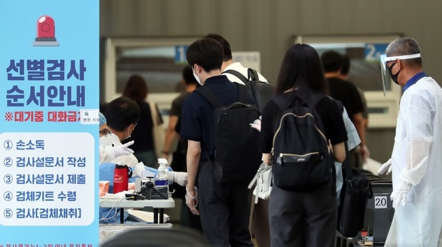 코로나19 신규 확진자 수가 1896명으로 6일만에 다시 역대 최다 규모로 발생한 28일 서울 여의도공원 임시선별검사소를 찾은 시민들이 검사를 받고 있다.
