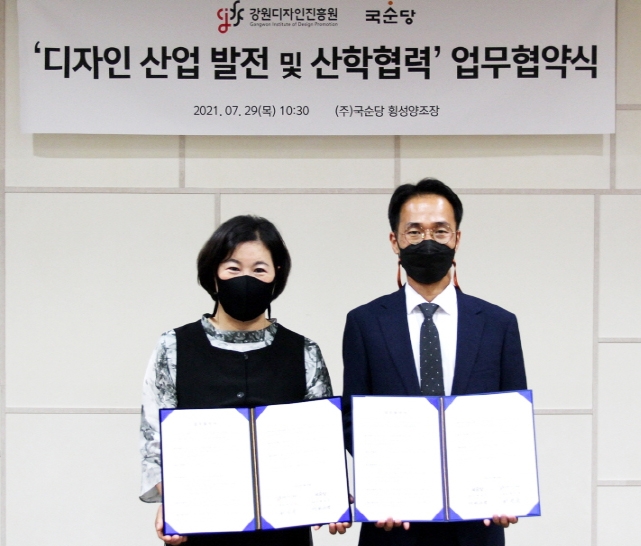 국순당은 29일, 강원도 횡성에 위치한 국순당 본사에서 (재)강원디자인진흥원과 디자인산업 발전 및 산학협력 프로젝트 연구개발에 공동 노력하기 위한 업무협약(MOU)을 체결했다. (왼쪽부터) (재)강원디자인진흥원 최인숙 원장, 국순당 박선영 생산본부장이 MOU 체결 후 기념사진을 촬영했다.