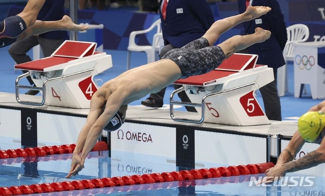 대한민국 황선우가 29일 도쿄 아쿠아틱스 센터에서 열린 2020 도쿄올림픽 남자 100m 자유형 결승에 출전해 출발하고 있다.