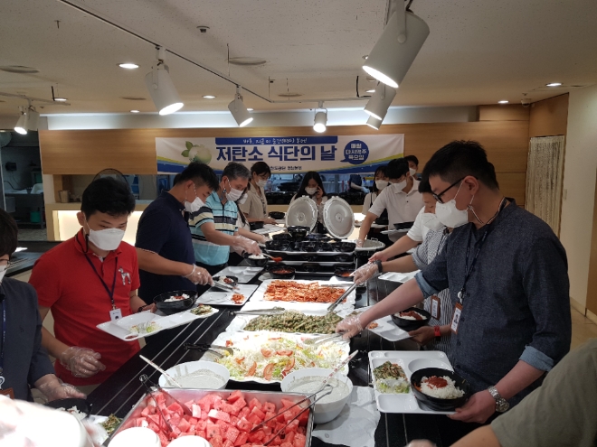 윤혁천 국가철도공단 영남본부장(왼쪽 4번째)이 29일 공단 영남본부에서 'ESG 실천단' 발족식을 가지고 있다./ 사진 제공 = 국가철도공단