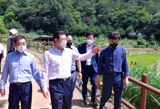 이용섭 광주광역시장이 29일 오전 북구 한새봉농업생태공원에서 열린 '일곡전환마을 에너지거점 센터 개소식'에 참석해 에너지자립공원 둘러보고 있다./사진=광주시