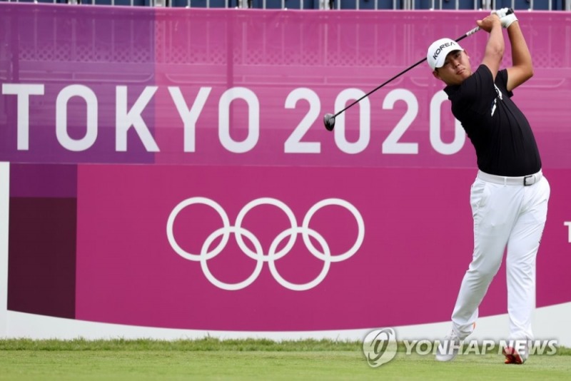 (도쿄=연합뉴스) 김시우가 29일 일본 가스미가세키 컨트리클럽에서 열린 2020 도쿄올림픽 남자 골프 1라운드 1번홀에서 티샷을 하고 있다.