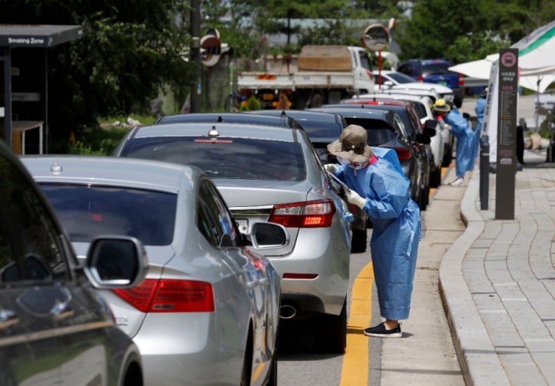 서울 서초종합체육관에 마련된 드라이브스루 임시선별검사소를 찾은 차량들이 줄지어 대기하고 있다. (사진=뉴시스)