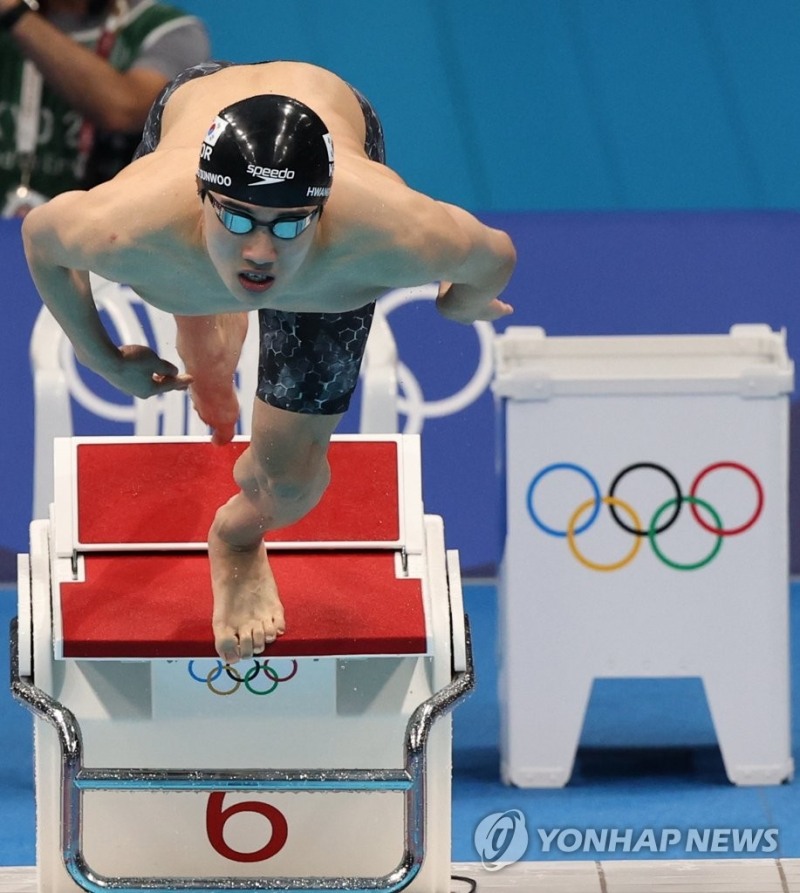 (도쿄=연합뉴스) 황선우가 29일 오전 일본 도쿄 아쿠아틱스 센터에서 열린 도쿄올림픽 수영 남자 100m 자유형 결승전에서 출발하고 있다.
