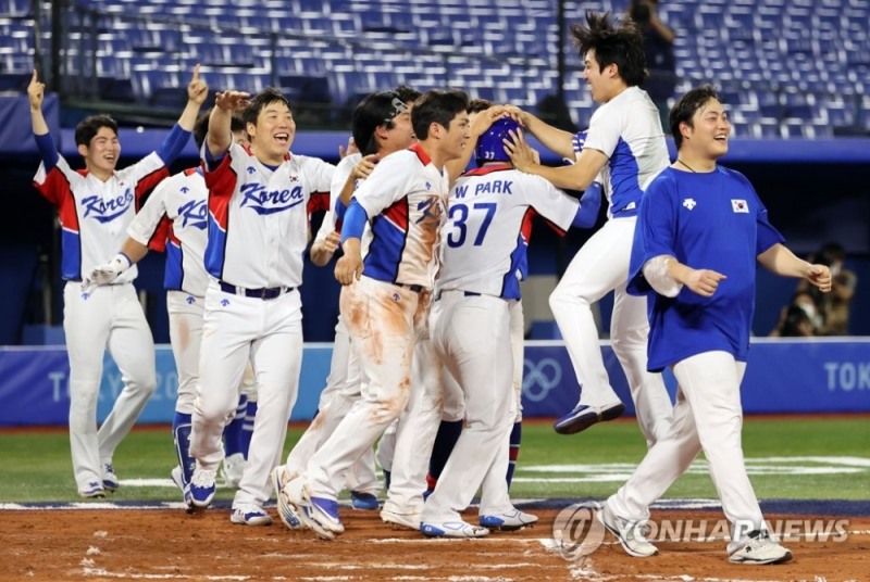 (요코하마=연합뉴스) 29일 일본 도쿄 요코하마 스타디움에서 열린 도쿄올림픽 야구 B조 조별리그 1차전 한국과 이스라엘의 경기. 연장 10회말 승부치기 2사 만루 상황 양의지의 몸에 맞는 공으로 득점하며 승리를 거두자 한국 선수들이 환호하고 있다.